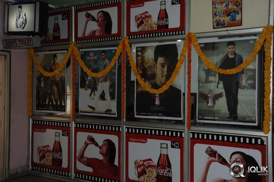 1-Nenokkadine-Hungama-at-RTC-Cross-Roads